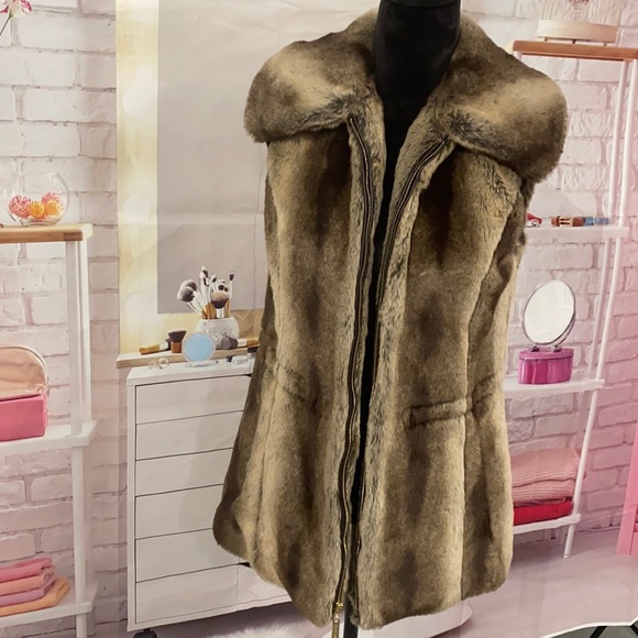 Ellen Tracy Jackets & Blazers - Ellen Tracy Faux Fur Vest Size-Small